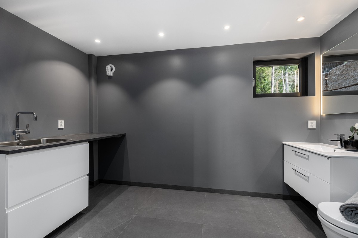 Vaskerom / Bad 4 ( 1 etasje ) - Veggmontert Duravit wc med Geberit sisterne, hvit høyglanset innredning med to skuffer og heldekkende servant, veggmontert dusj og hodedusj i nisje med to vendbare dører. Galleribilde