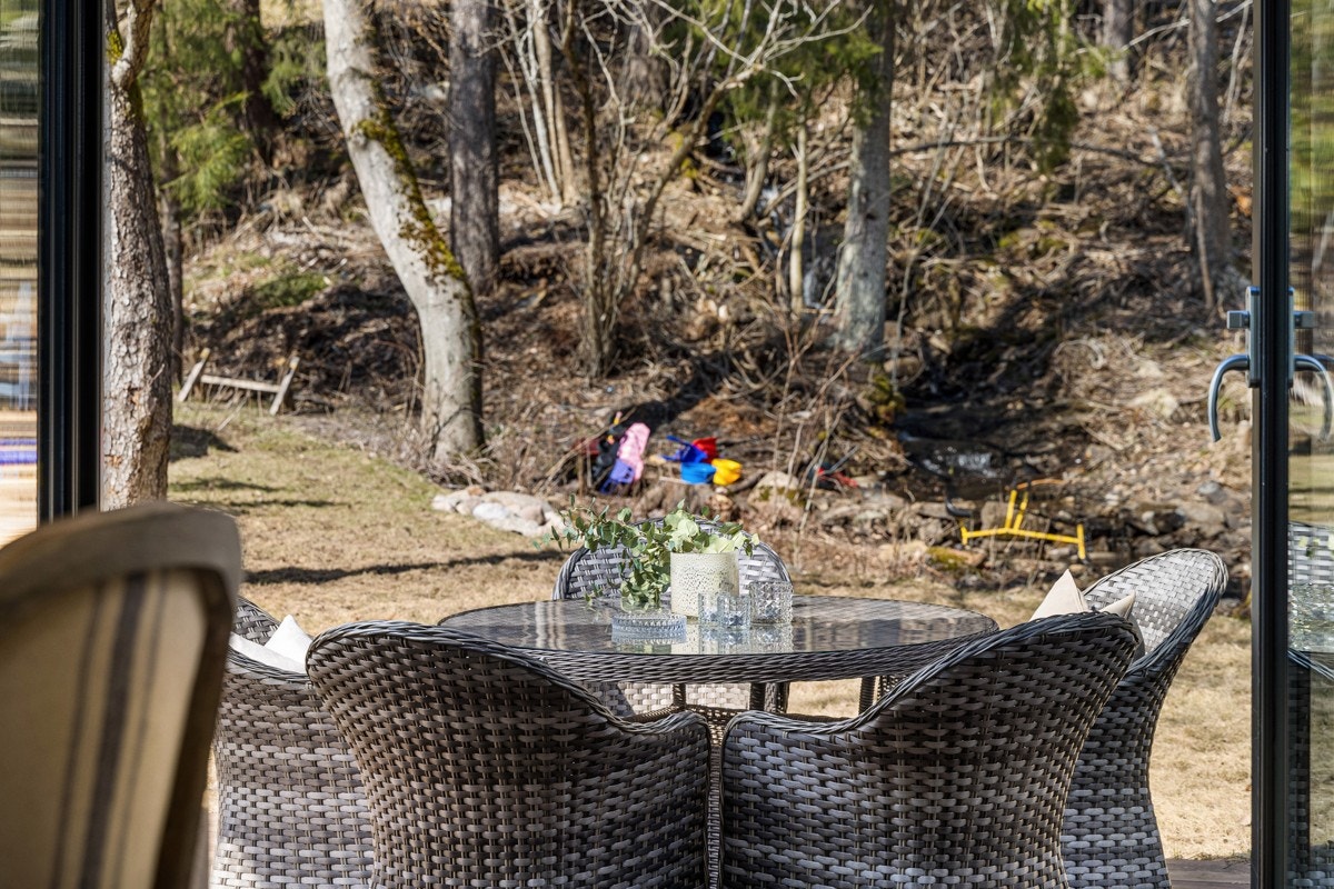 I Melkeveien 53 B har du skogen som nærmeste nabo og får naturen tett på. Galleribilde