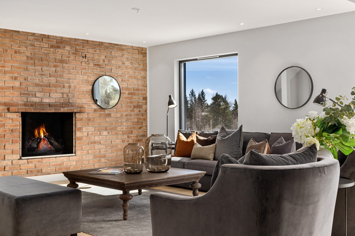 Den orginale peisen i boligen er bevart i sin helhet og fremstår som et møbel i stuen. Galleribilde