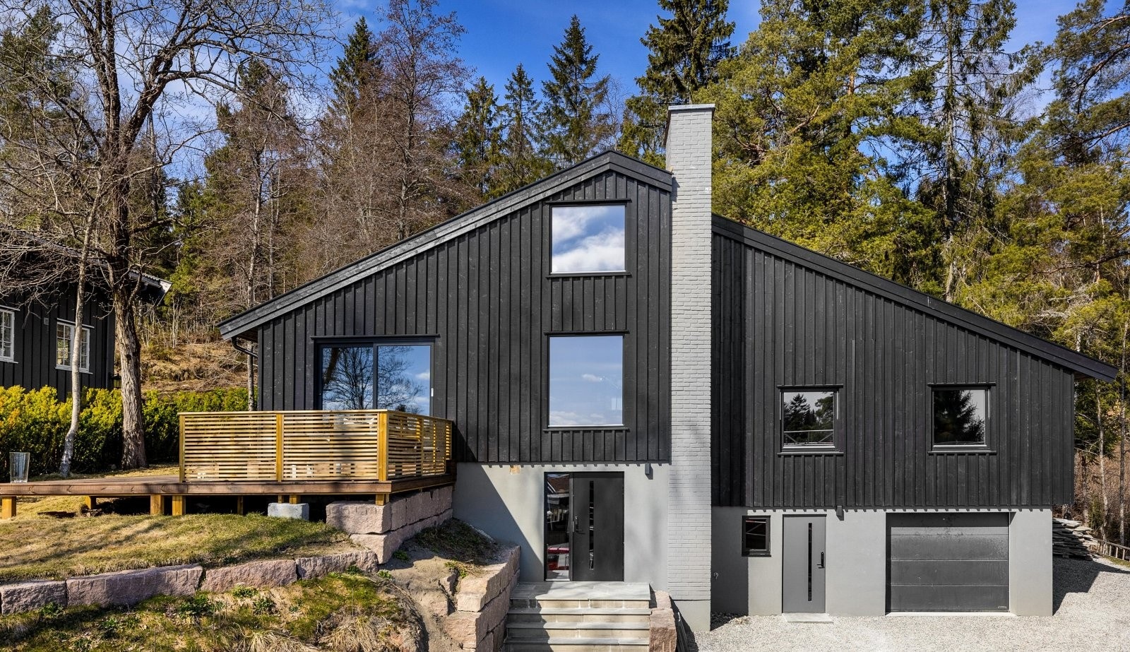 Hyggelig eiet tomt på ca 994 kvm, med marka som nærmeste nabo. Flate partier langs huset med store markterrasser og planert terreng ved inngang og garasje. Det er etablert varmekabler i adkomstvei fra Melkeveien og opp innkjørsel. Galleribilde