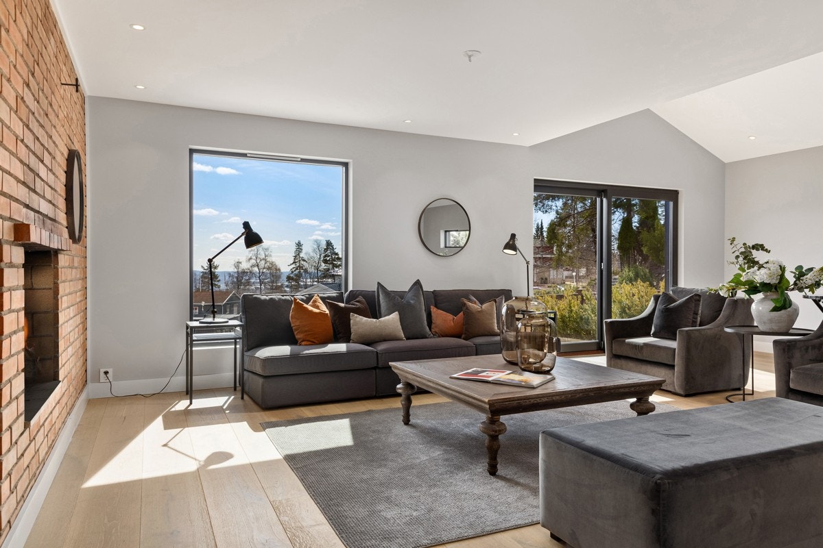 Utgang fra stuen til ny terrasseplatting og hagedel mot syd. Galleribilde