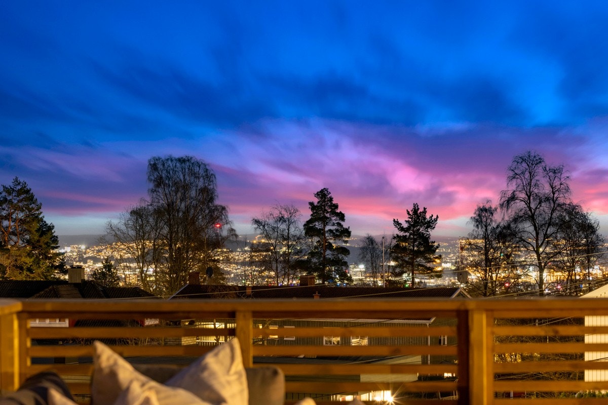 Kveldsstemning på terrassen. Galleribilde