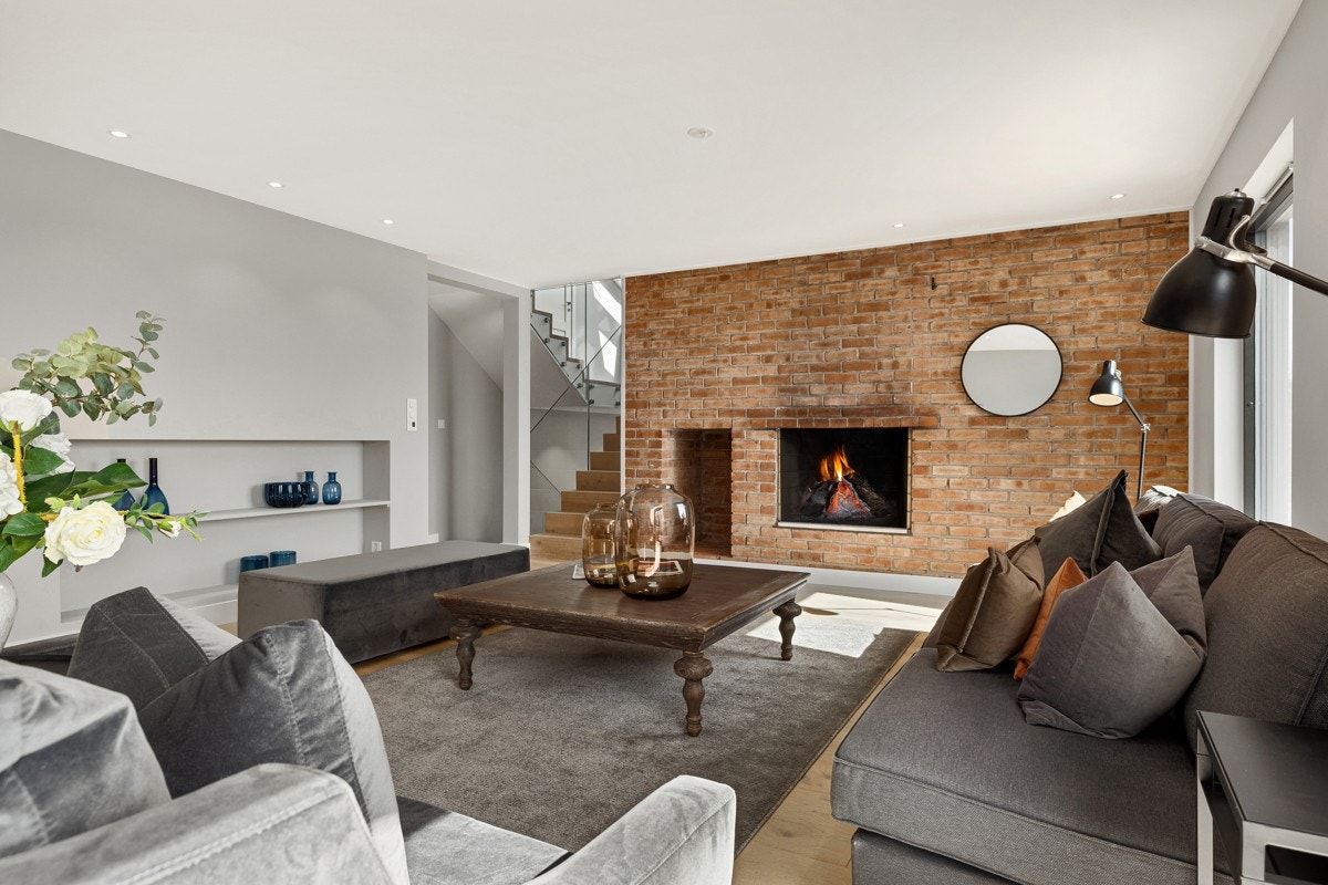 Hovedetasjen har store vindusflater og lysinnslipp fra 3 sider, som gir mye lys til rommene. Galleribilde