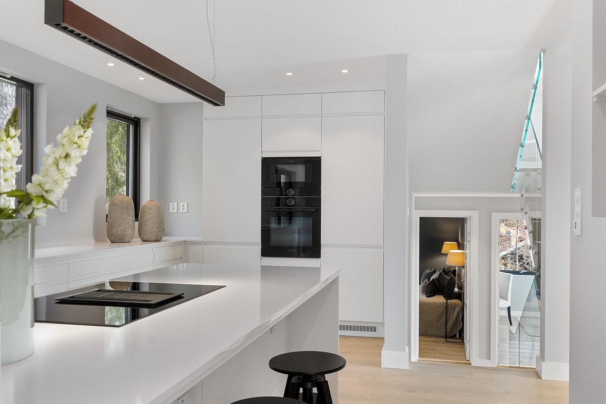 Frittstående øy på kjøkkenet med god arbeidsplass. Galleribilde