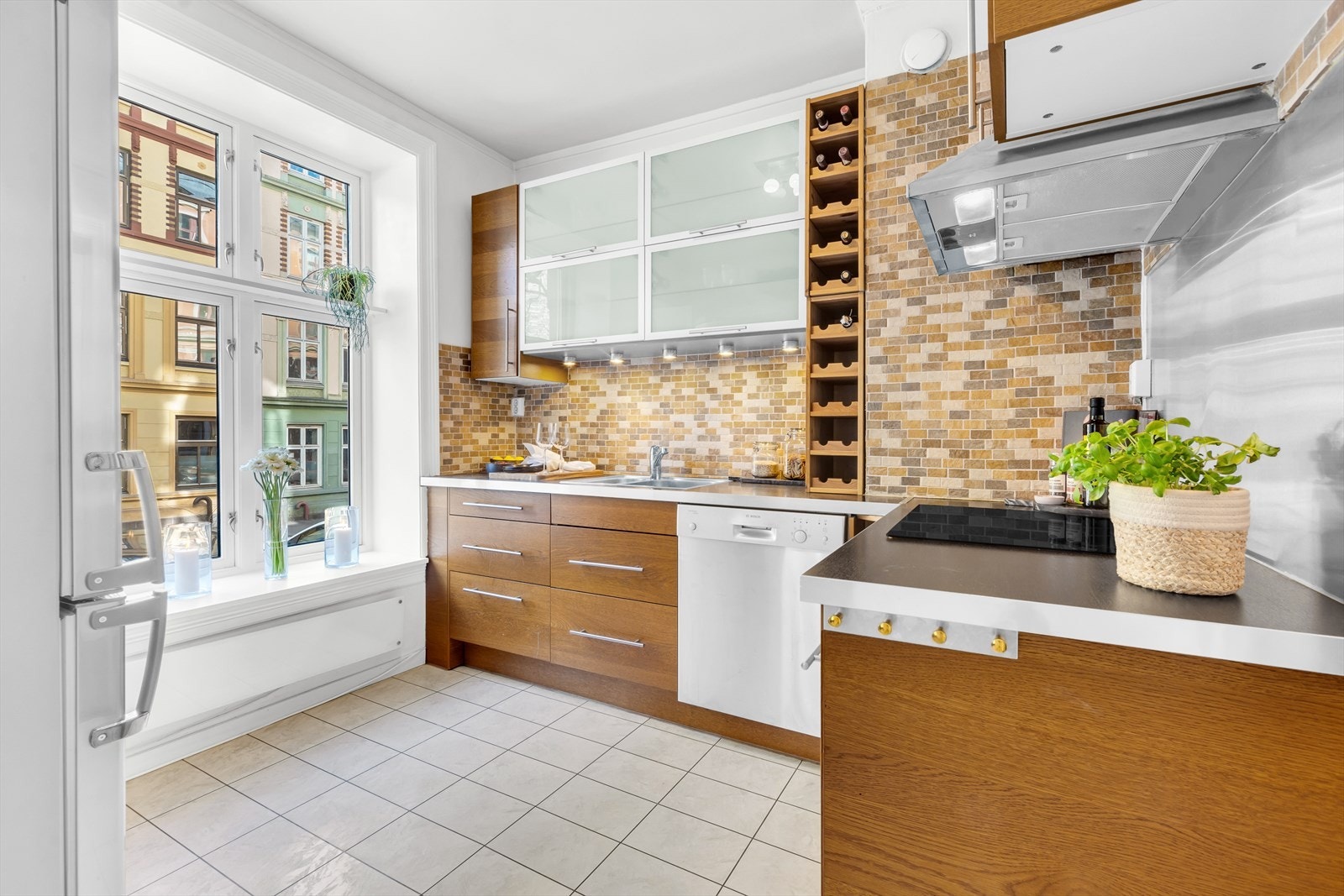 Kjøkkeninnredning med glatte fronter og benkeplate av laminat. Nedfelt oppvaskkum av rustfritt stål og ett-greps armatur fra Oras. Galleribilde