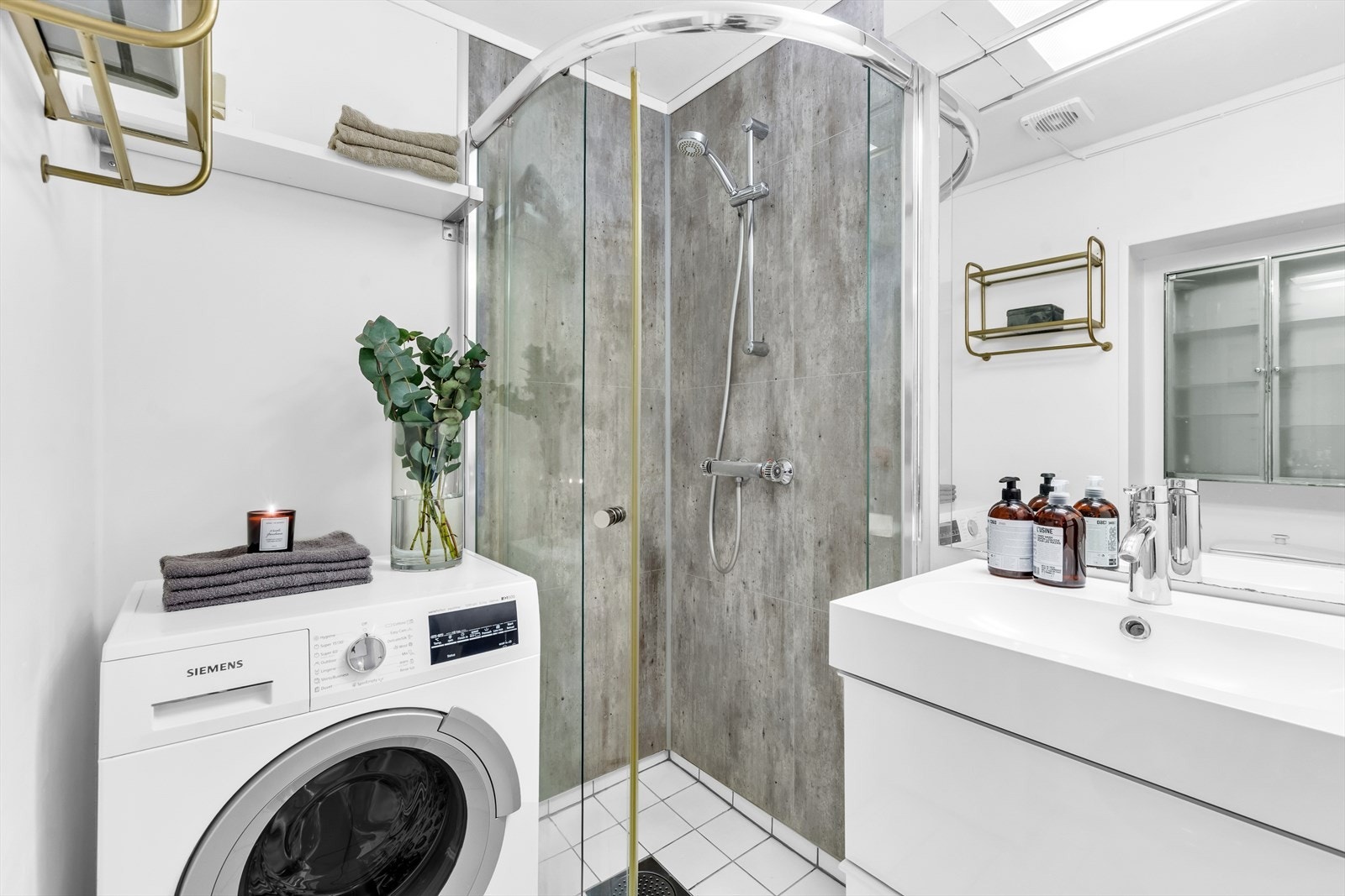 Vegghengt servantskap i slett utførelse. Ovenpåliggende servant med ett-greps armatur fra Ikea. Speil med overlys og stikkontakt over servant Galleribilde