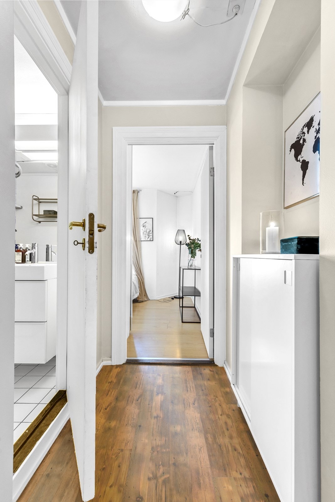 Mellomgangen tar deg fra inngangspartiet til badet og soverommet Galleribilde