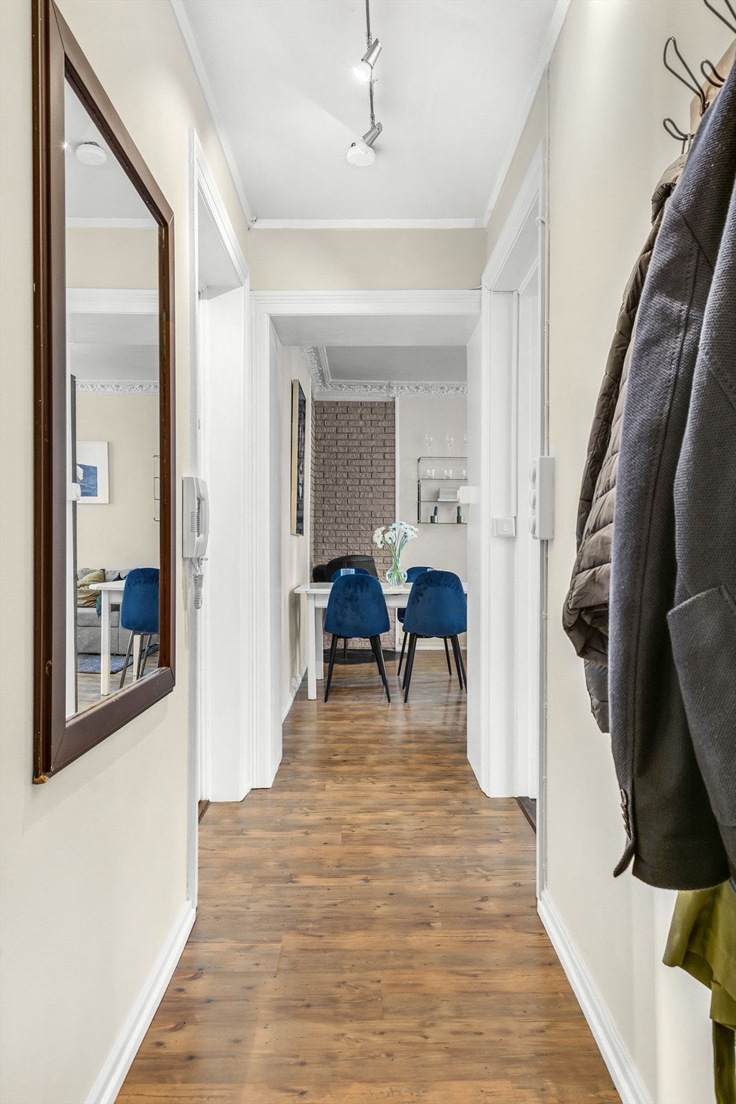 Inngangspartiet har oppheng til klær og gir deg praktisk adkomst til kjøkken, stue og mellomgangen Galleribilde