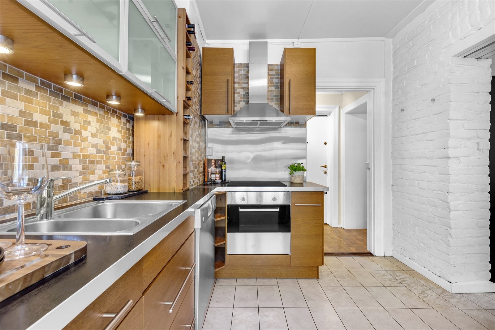 Kjøkkenet har keramisk platetopp og stekeovn fra Ikea. Fritthengende ventilator med kullfilter Galleribilde