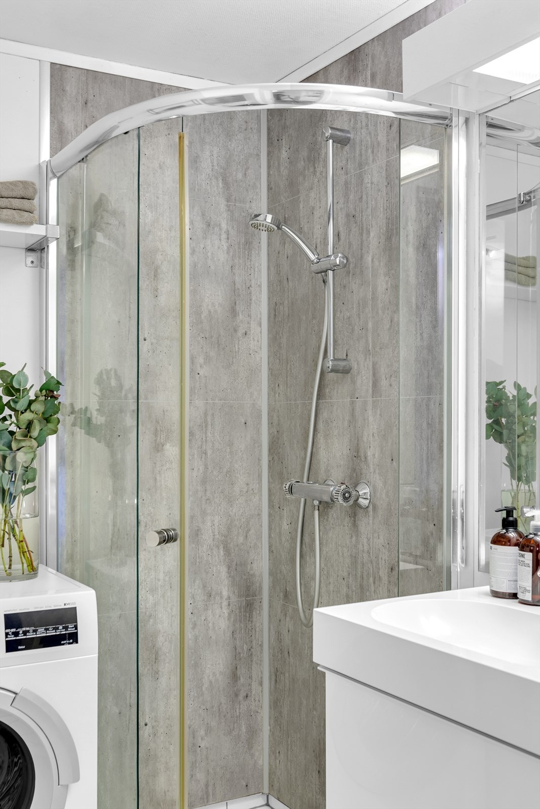 Dusjhjørne med innfellbare glassdører og dusjarmatur fra FM
Mattsson. Galleribilde