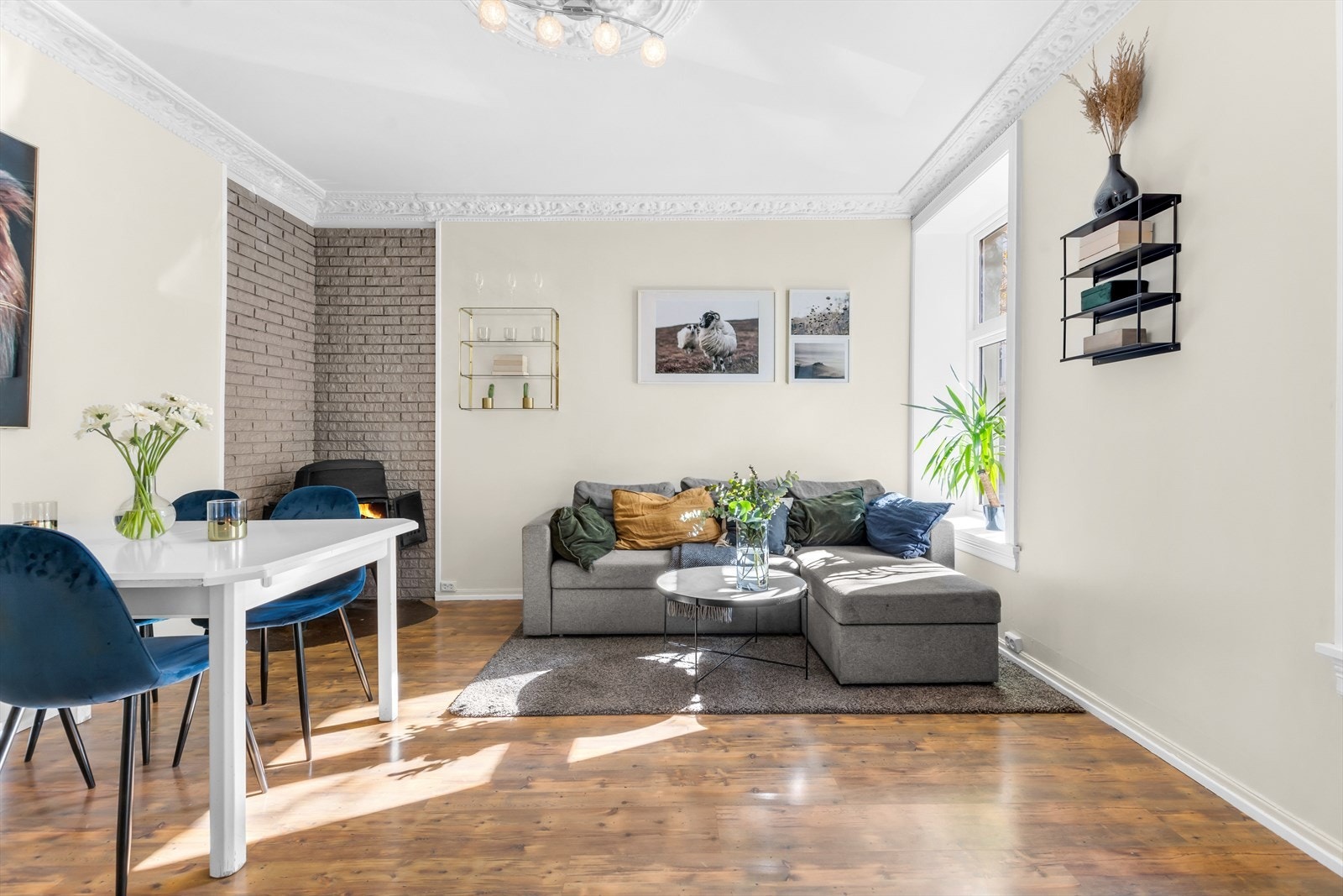 Stuen har generøs takhøyde på 2.62m og bærer preg av klassiske detaljer som stukkatur og rosett Galleribilde