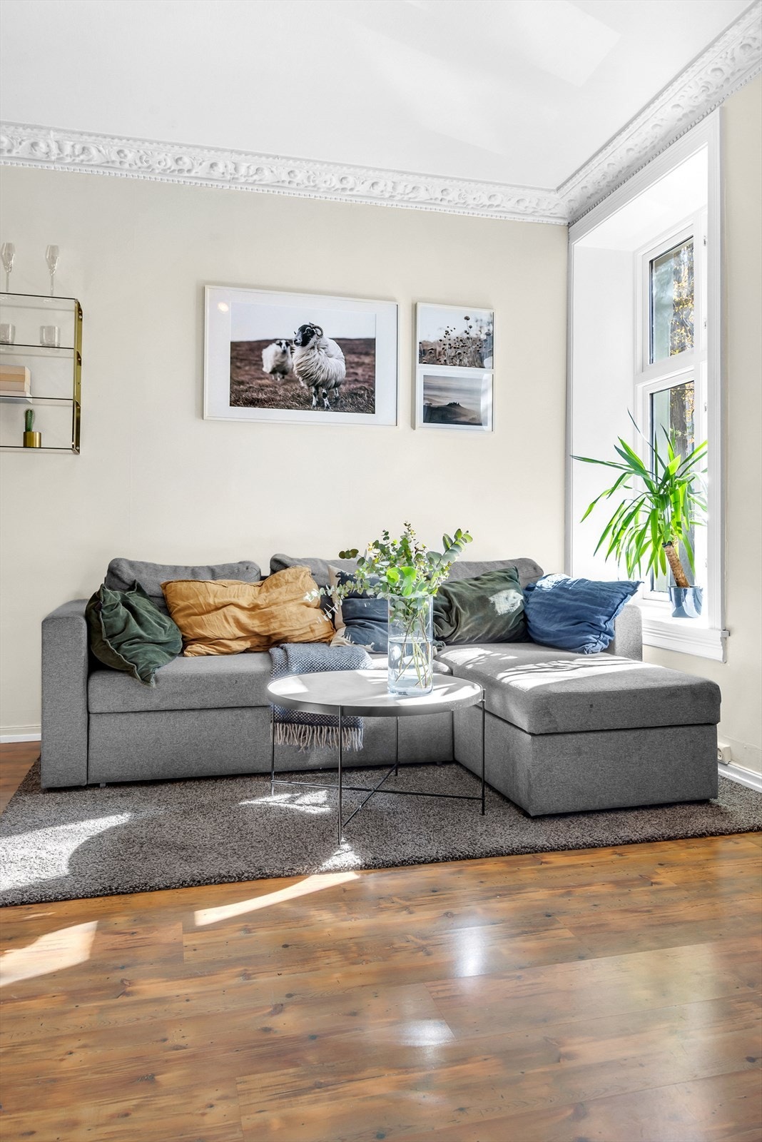 I stuen er det god plass til sittegruppe og tilhørende møblement Galleribilde