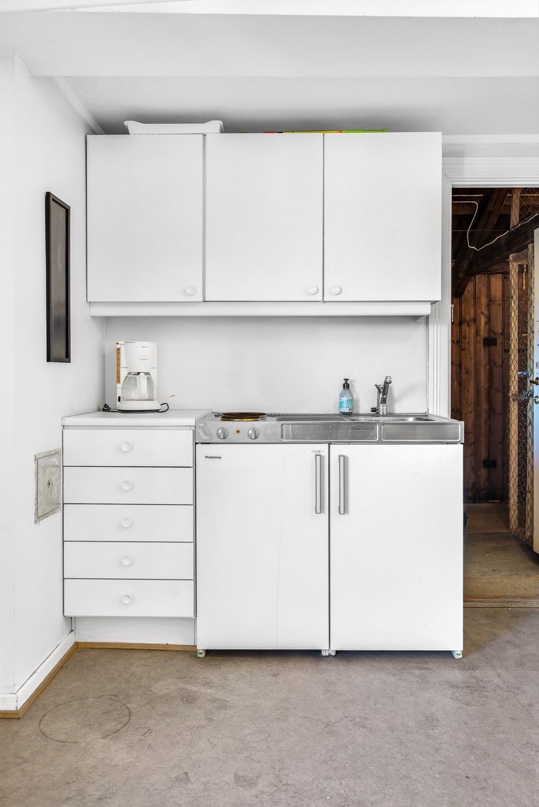 Kjøkken i tjenesteleiligheten, bad er utenfor døren Galleribilde