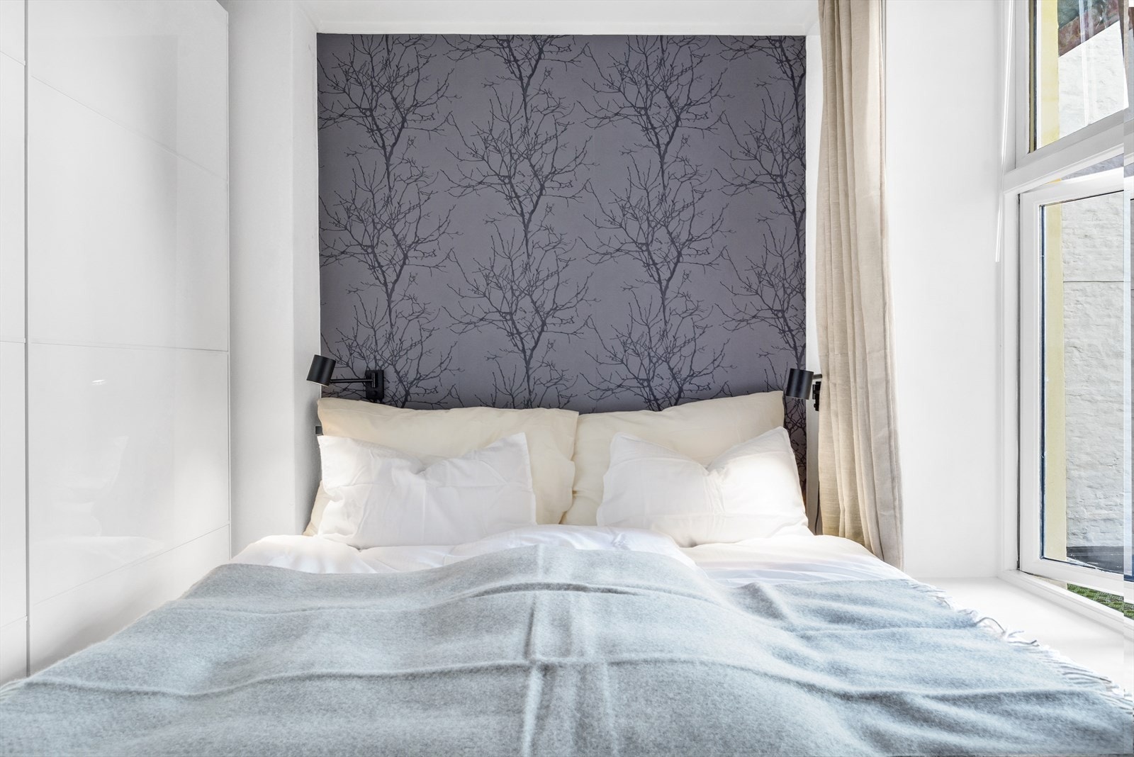 Vegghengt lampe på begge sider av sengen Galleribilde