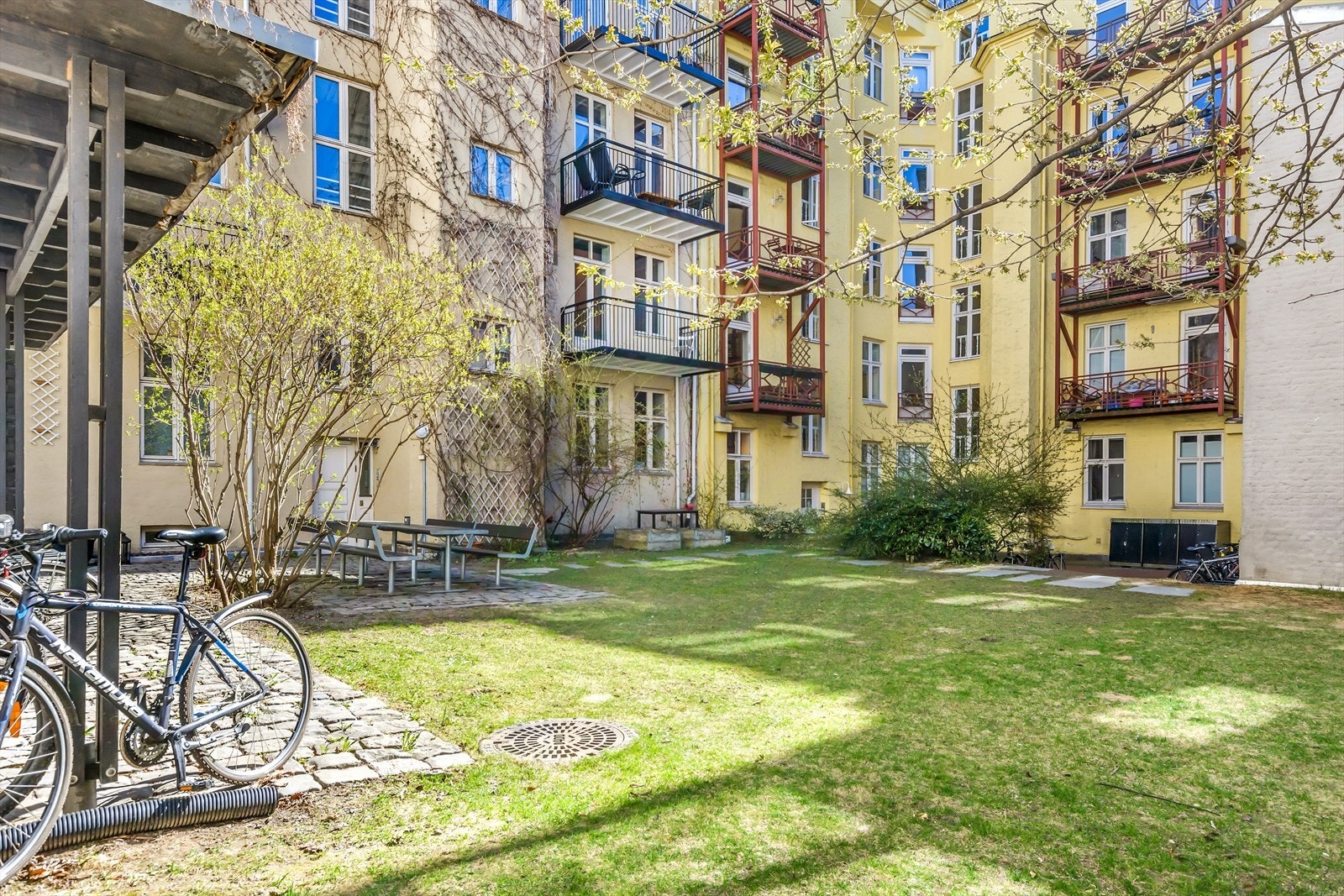 Bakgård Galleribilde