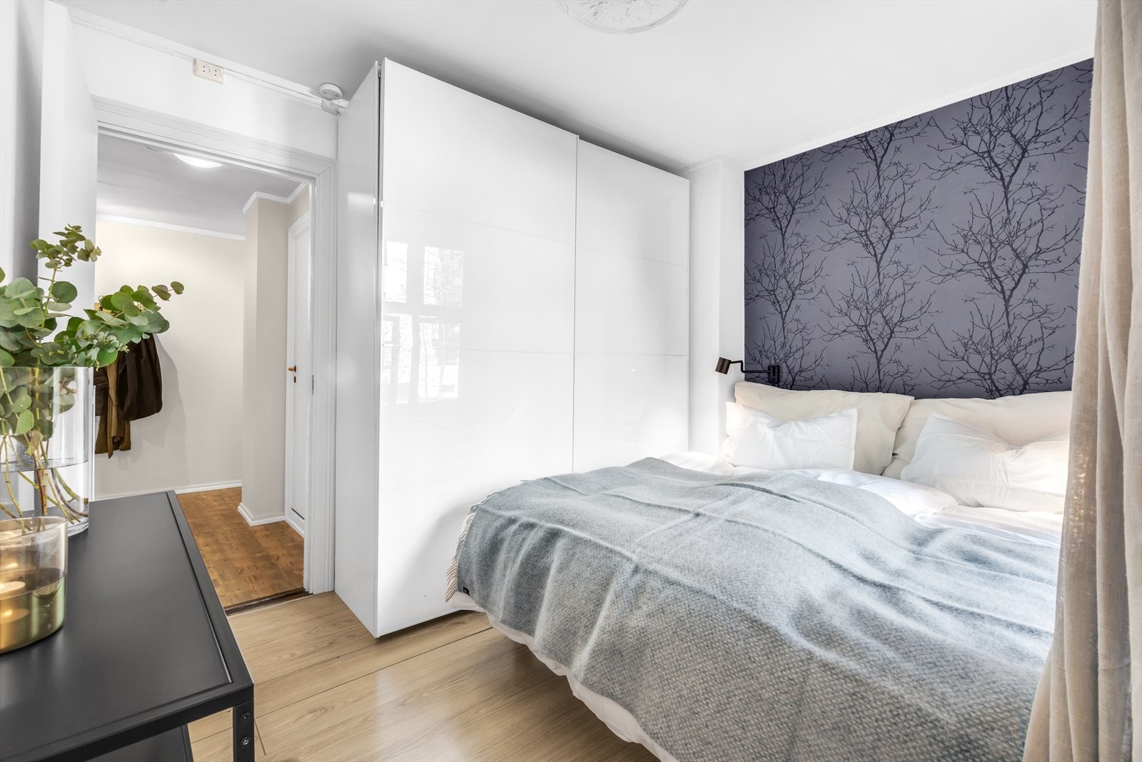 Sengen er 1.80m, soverommet har rikelig med oppbevaring Galleribilde