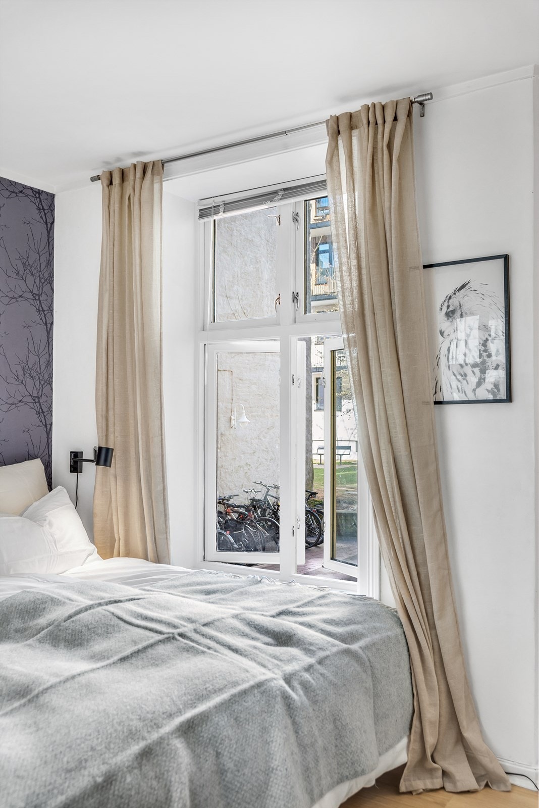 Soverommet har fine vindusflater som gir naturlig sollys. Soverommet vender mot låst bakgård Galleribilde