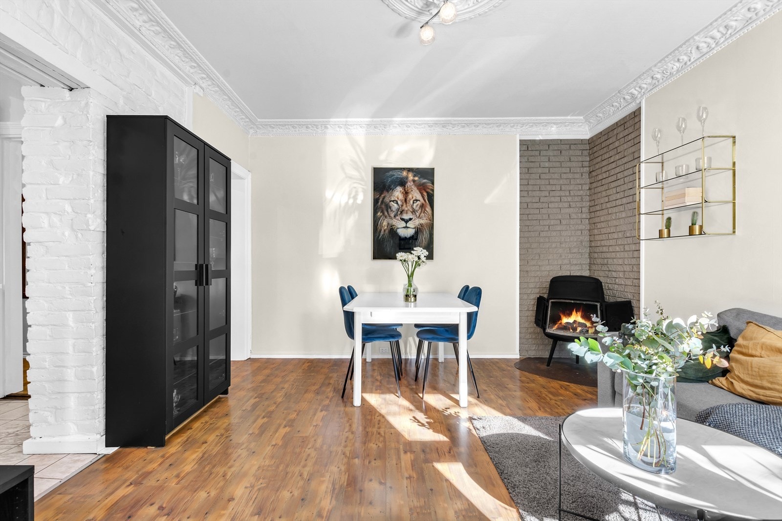 Stuen oppleves som lys og romslig, det er god plass til spisebord for hyggelige sammenkomster Galleribilde