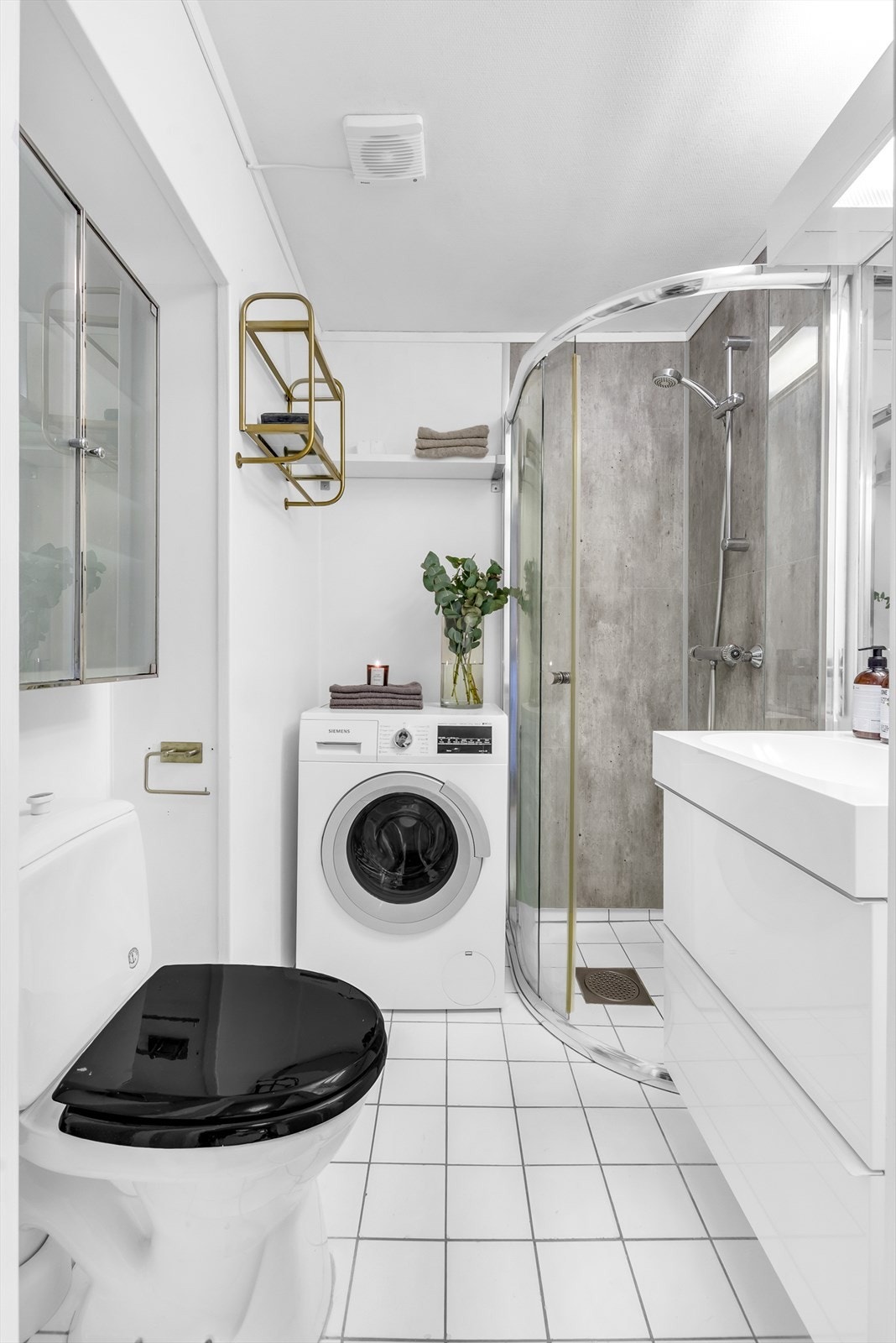 Flisbelagt gulv med varme, det er også opplegg til vaskemaskin på badet Galleribilde