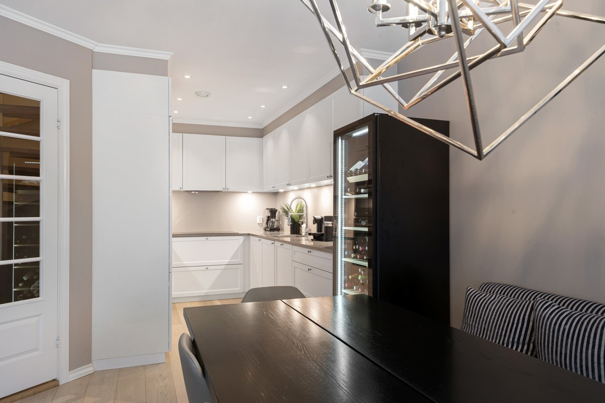 Til tross for den åpne løsningen ligger det moderne kjøkkenet likevel godt tilbaketrukket fra stuen. Innredningen er fra Kvik og har en praktisk U-form med det meste tilgjengelig innenfor en armlengdes avstand. Galleribilde