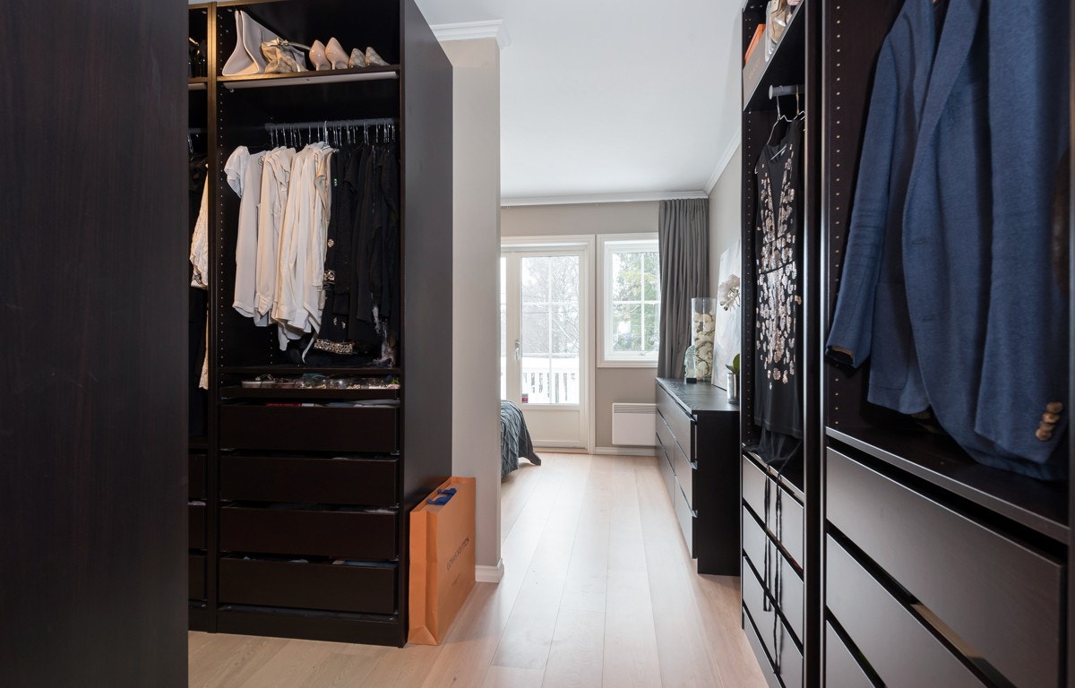 Soverom 1 er omgjort fra loftstue og her er det også bygget et omkledningsrom som er riktig godt utstyrt med fast belysning, hyller, skuffer og stenger i mørke skapstammer. Galleribilde