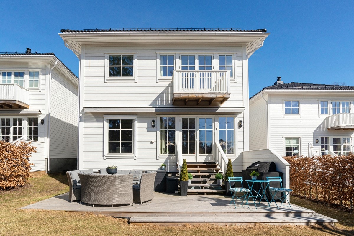 Boligen har ingen gjenboere og ligger usjenert til mot sydvest, med meget gode solforhold både i hage, markterrasse og på balkong. Galleribilde