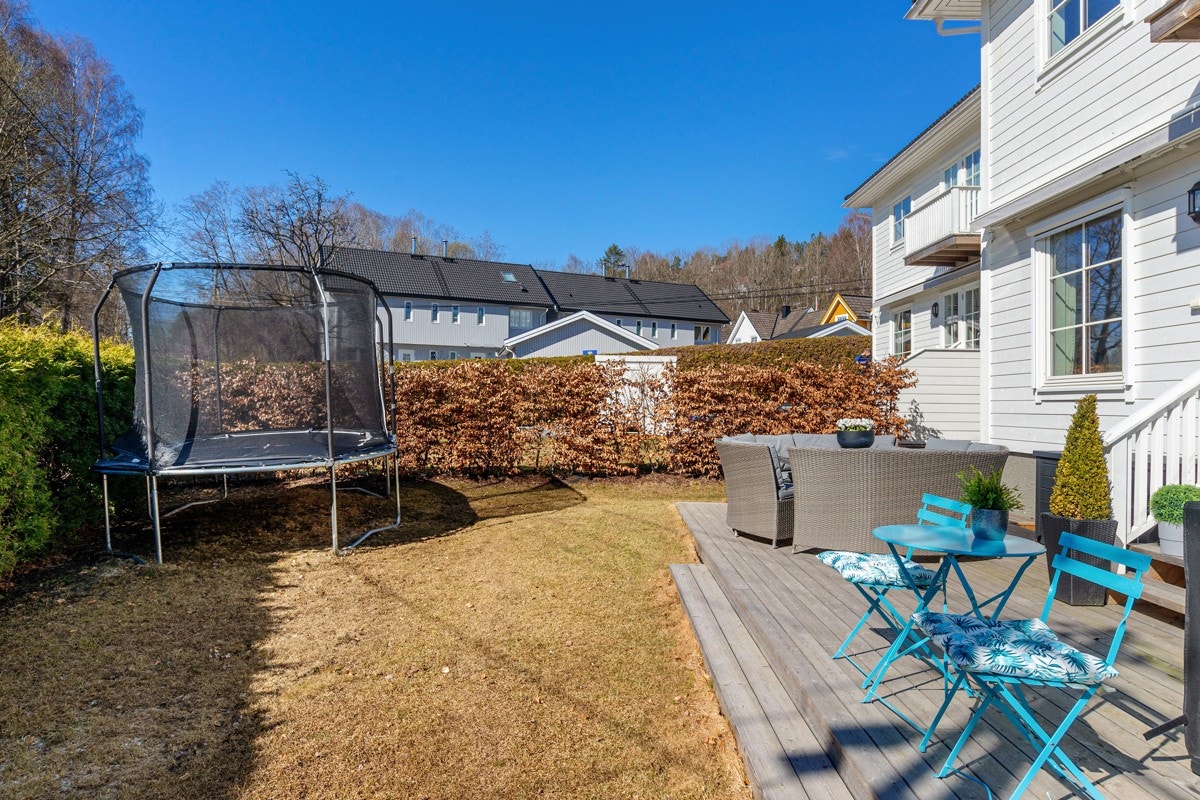 Usjenert hage skjermet av hekk. Galleribilde