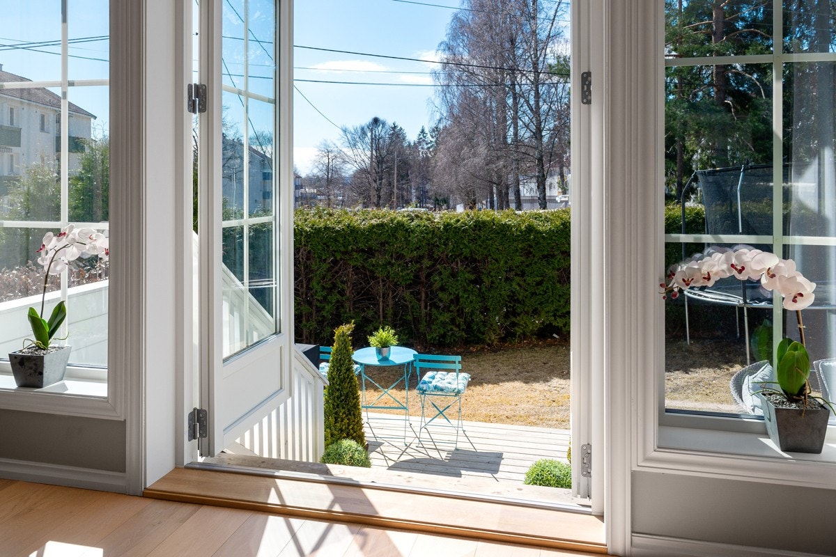 Fra stuen er det trapp ned til en markterrasse som ligger i tilknytning til hagen. Galleribilde