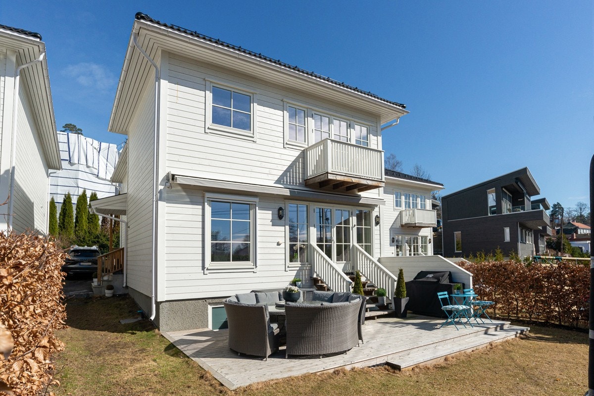 Lekker, barnevennlig enebolig fra 2018 m/moderne standard. Dobbelgarasje, solrike uteplasser, kjellerdel m/egen inngang Galleribilde