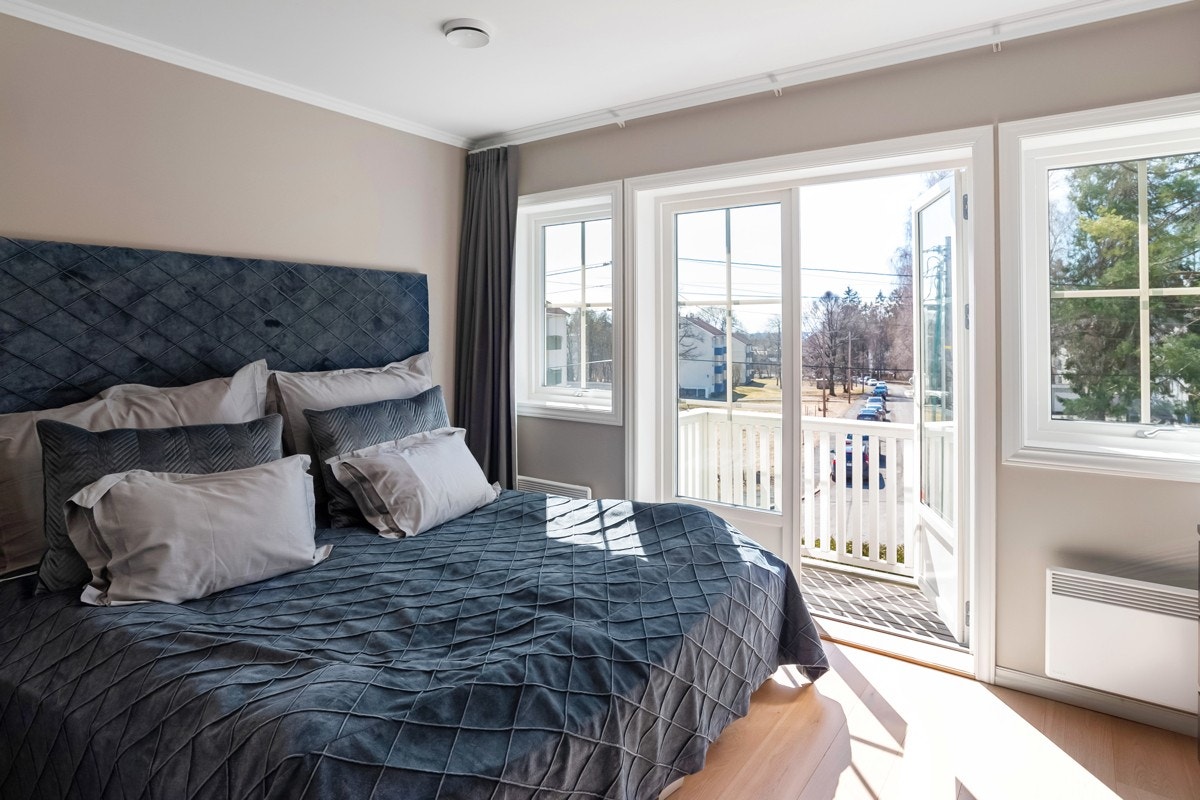 Soverom 1/loftstuen har utgang til sydvendt balkong med gode solforhold og luftig utsikt. Galleribilde