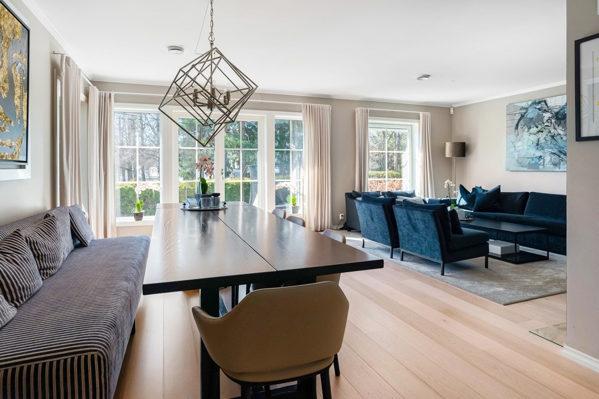 I første etasje har boligen en stor stue/spisestue med flytende overgang til kjøkkenet. Store vinduer, inkludert en dobbel glassdør til terrassen, åpner for dagslys og luftig utsyn. Galleribilde