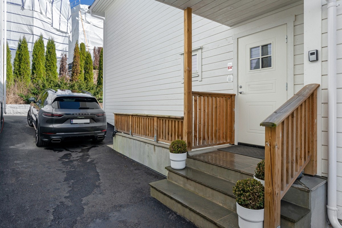 Hagen har plen og skjermes mot innsyn av tette hekker som er beplantet i samarbeid med naboene. Det samme gjelder gårdsplassen på fremsiden som er asfaltert. Galleribilde