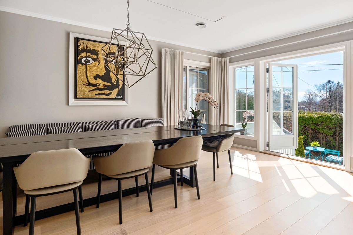 God plass til spisebord mellom stue og kjøkken. Galleribilde