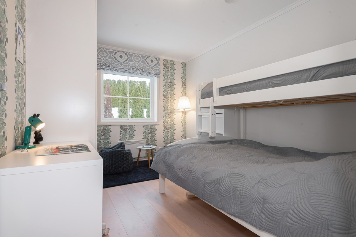 Boligen har fire romslige soverom, som alle ligger tilbaketrukket i andre etasje. Galleribilde