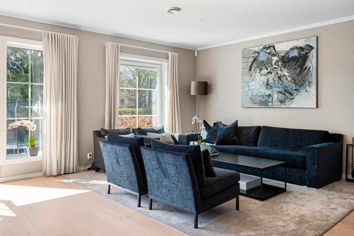 På gulvet er det enstavs eikeparkett i nydelig kombinasjon med sandfargede veggflater. Galleribilde