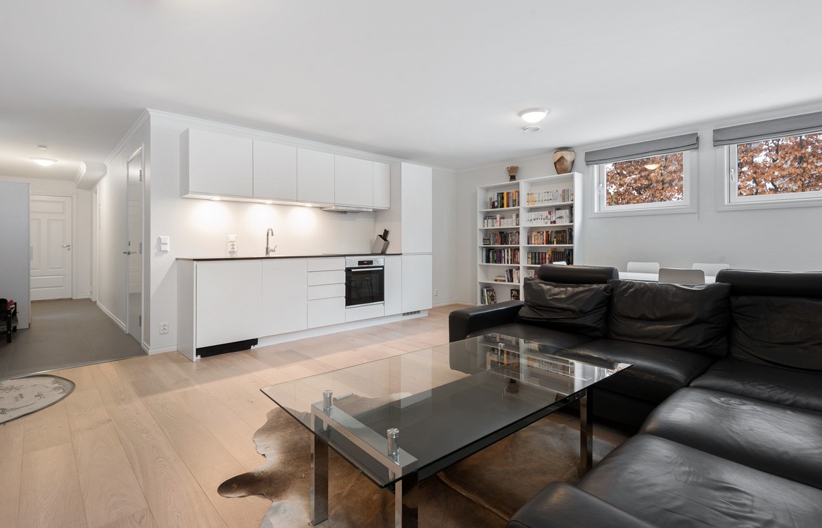 Kjellerdelen har egen inngang via utvendig, overbygget trapp. Den består av en romslig entré med flislagt gulv og gulvvarme, et rom innredet som soverom (byggemeldt som trimrom), et delikat bad og stue i åpen kjøkkenløsning (byggemeldt som kjellerstue). Galleribilde