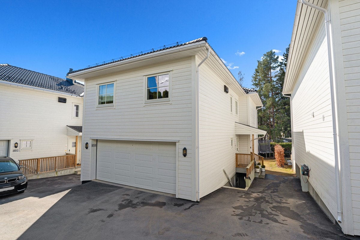 Det er parkering i integrert dobbelgarasje. Garasjen er oppgradert med elbillader og skistativ. Galleribilde