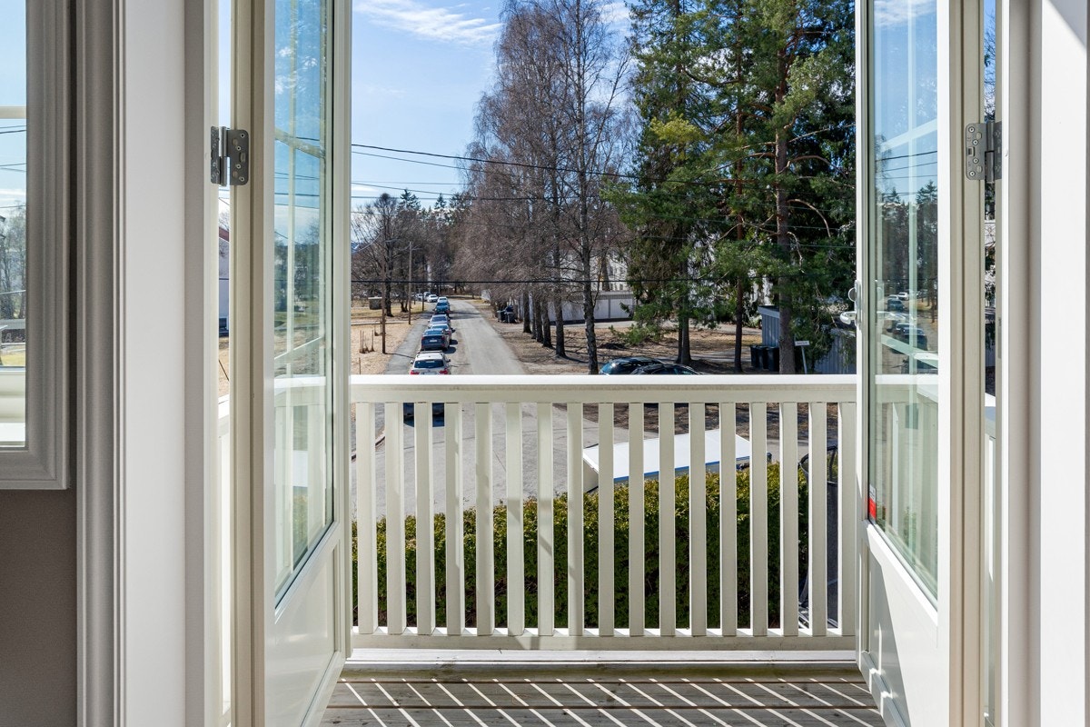 Over terrassen er det en balkong med luftig utsyn, som har utgang fra hovedsoverommet. Balkongen, som har et areal på ca. 2 kvm, er oppført med trespaltegulv og hvitmalt rekkverk med stående spiler. Galleribilde