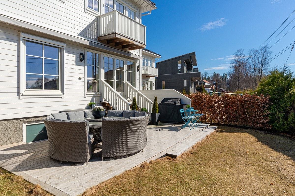 Hagen har plen og skjermes mot innsyn av tette hekker som er beplantet i samarbeid med naboene. Galleribilde