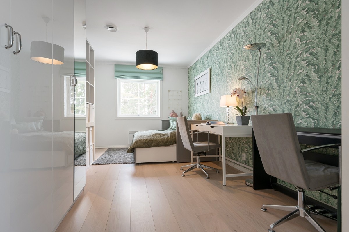 Boligen har fire romslige soverom, som alle ligger tilbaketrukket i andre etasje. Galleribilde