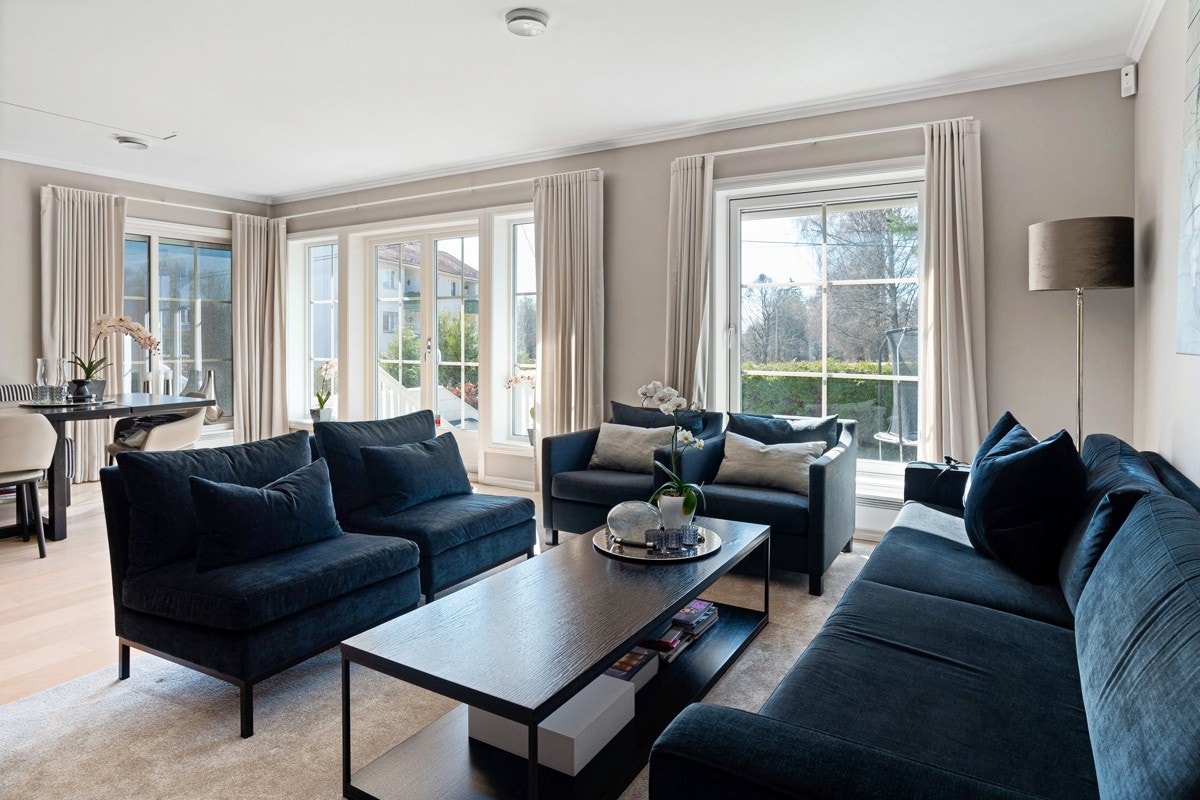 På gulvet er det enstavs eikeparkett i nydelig kombinasjon med sandfargede veggflater. Galleribilde