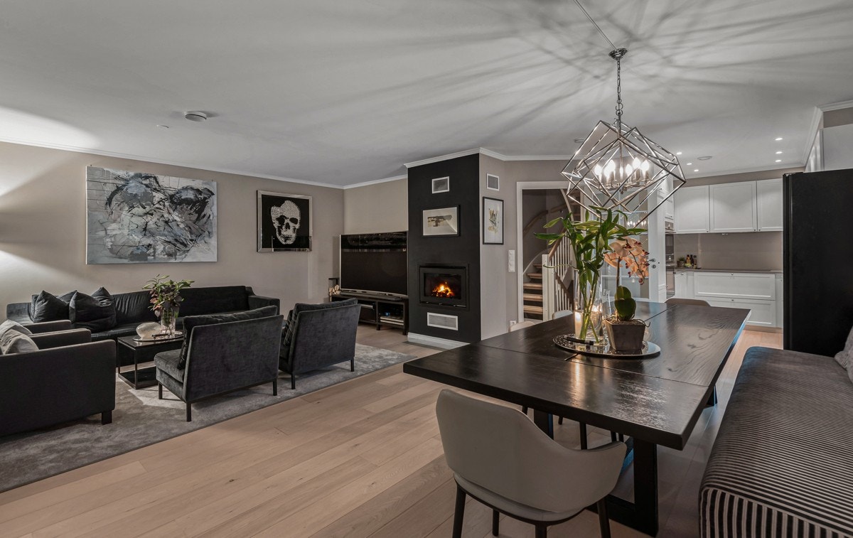 Rommet har også en lekker rentbrennende peis med glass i sort innramming, sentralt plassert mellom sofagruppe og spisestuedel. Galleribilde