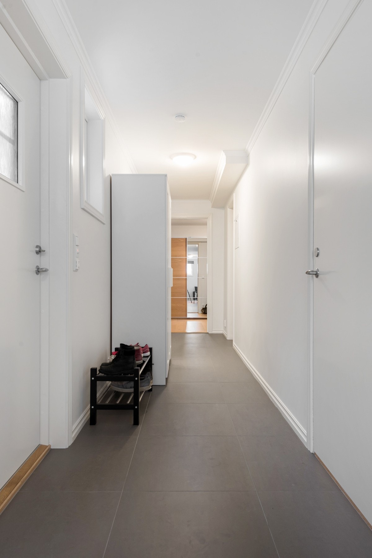 Det er garderobeskap i entreen og skyvedørsgarderobe på innredet rom. Galleribilde