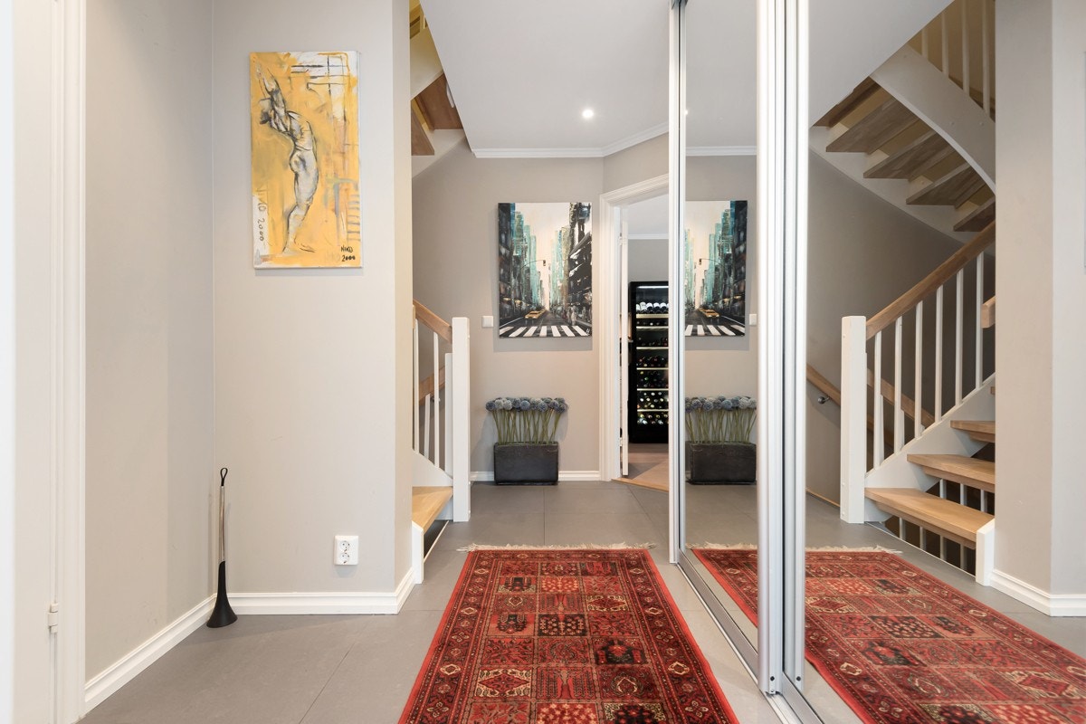 Boligen har et lunt inngangsparti med overbygg, rekkverk og støpt trapp med repos. På innsiden er det en tiltalende entré med lekre fliser over gulvvarme. Galleribilde