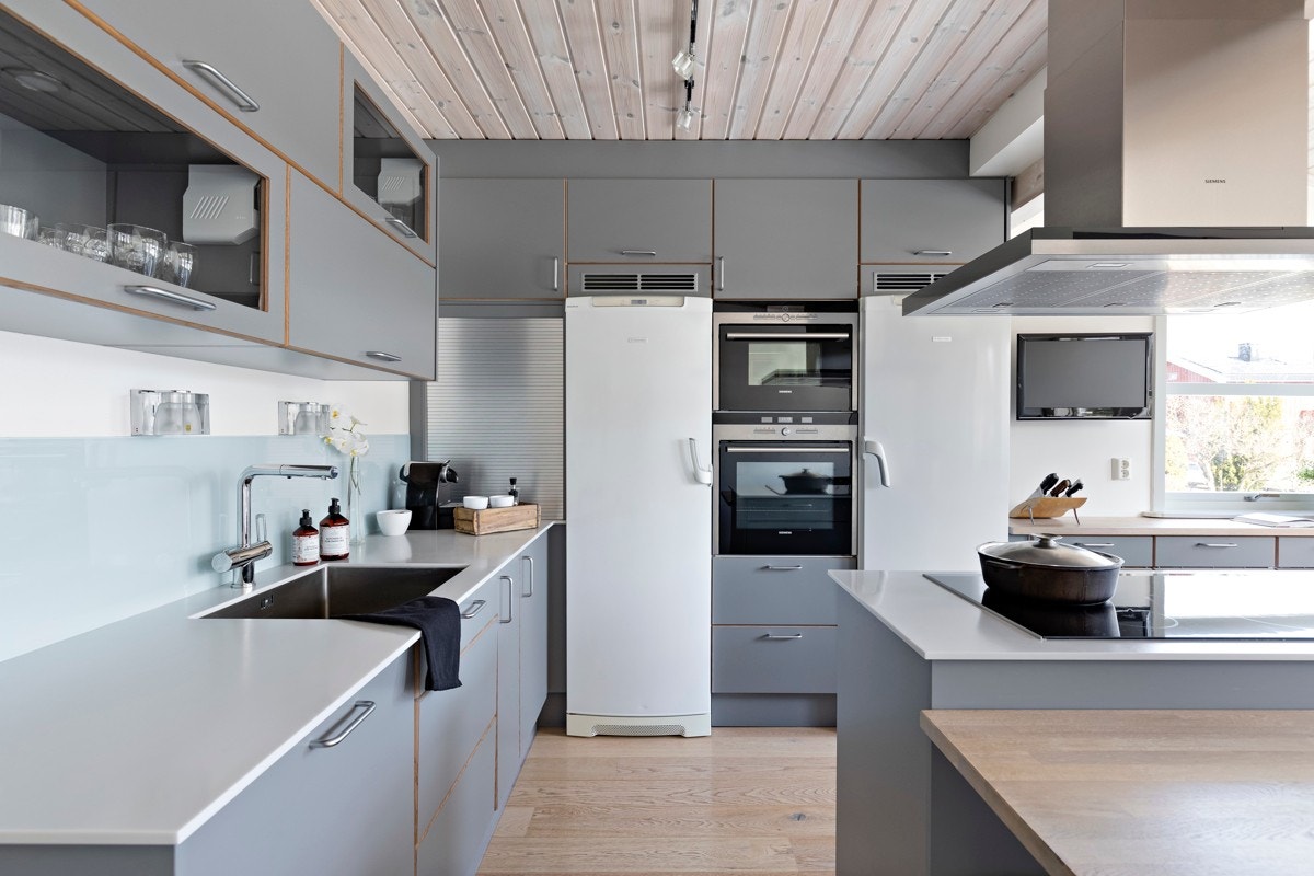 Det medfølger helt kjøleskap, helt fryseskap, stekeovn, kombiovn, bred platetopp og integrert oppvaskmaskin. Galleribilde