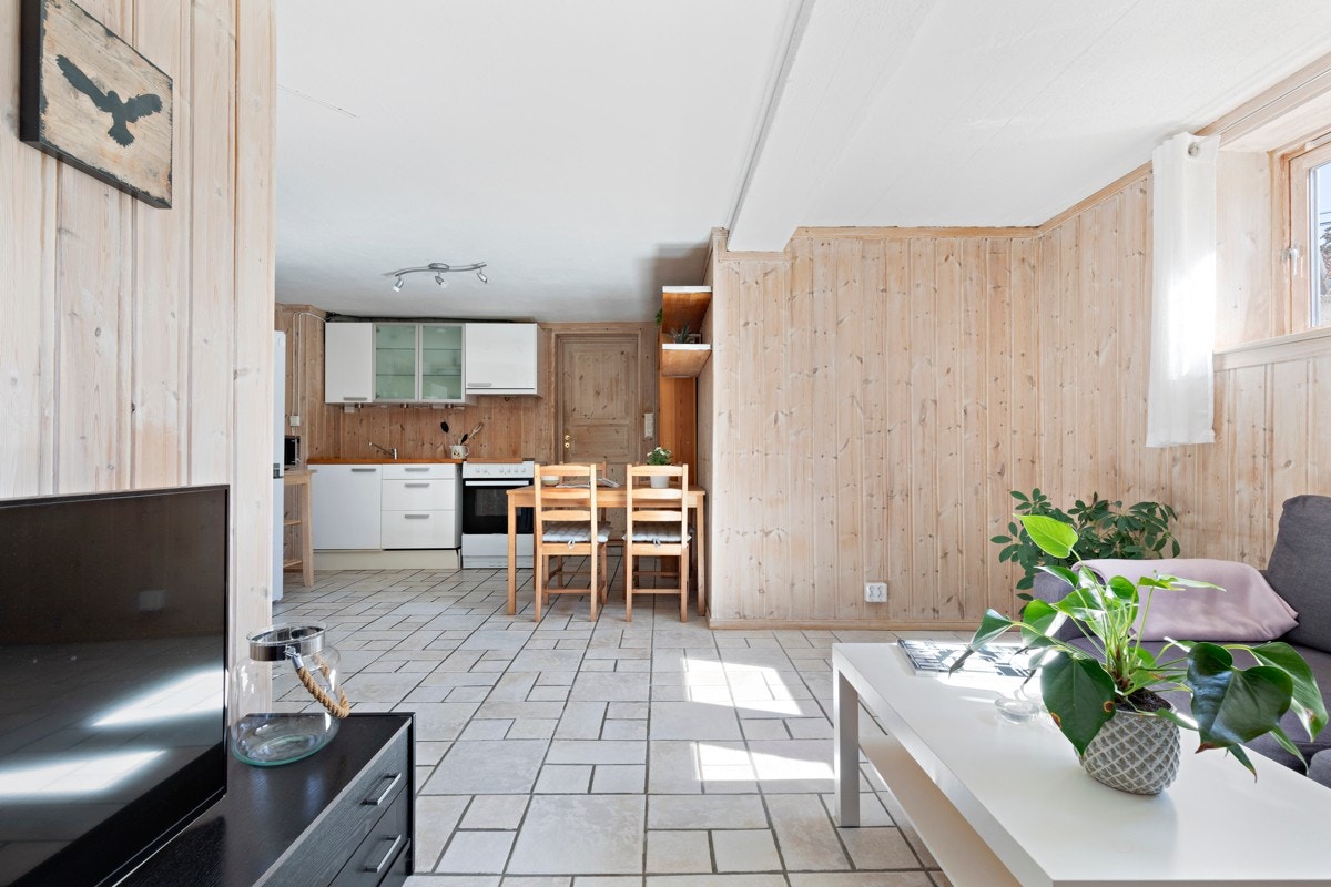 Pen kjøkkeninnredning med hvitevarer. Galleribilde