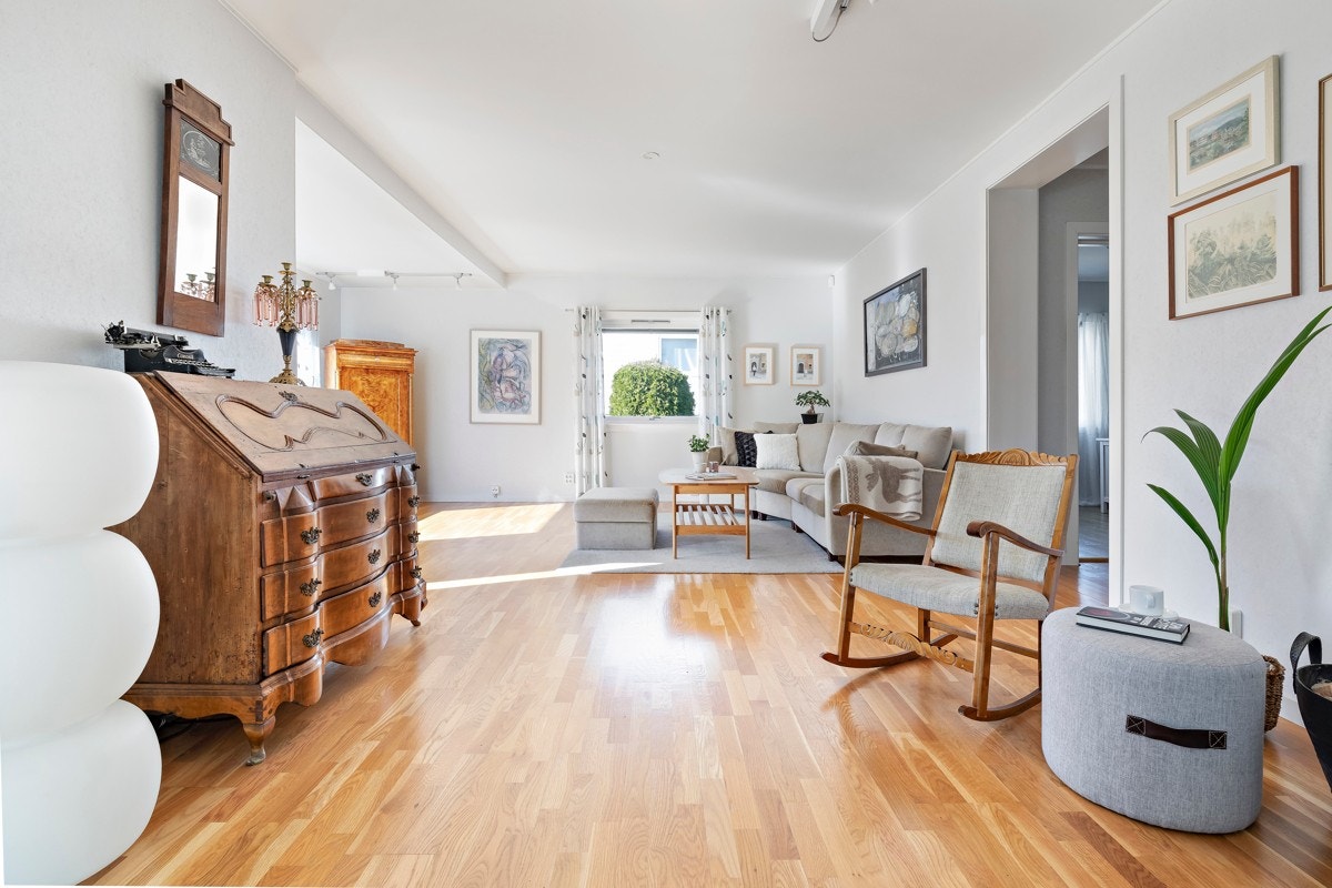 L-formen på stuen gir naturlige soner for innredning. Galleribilde