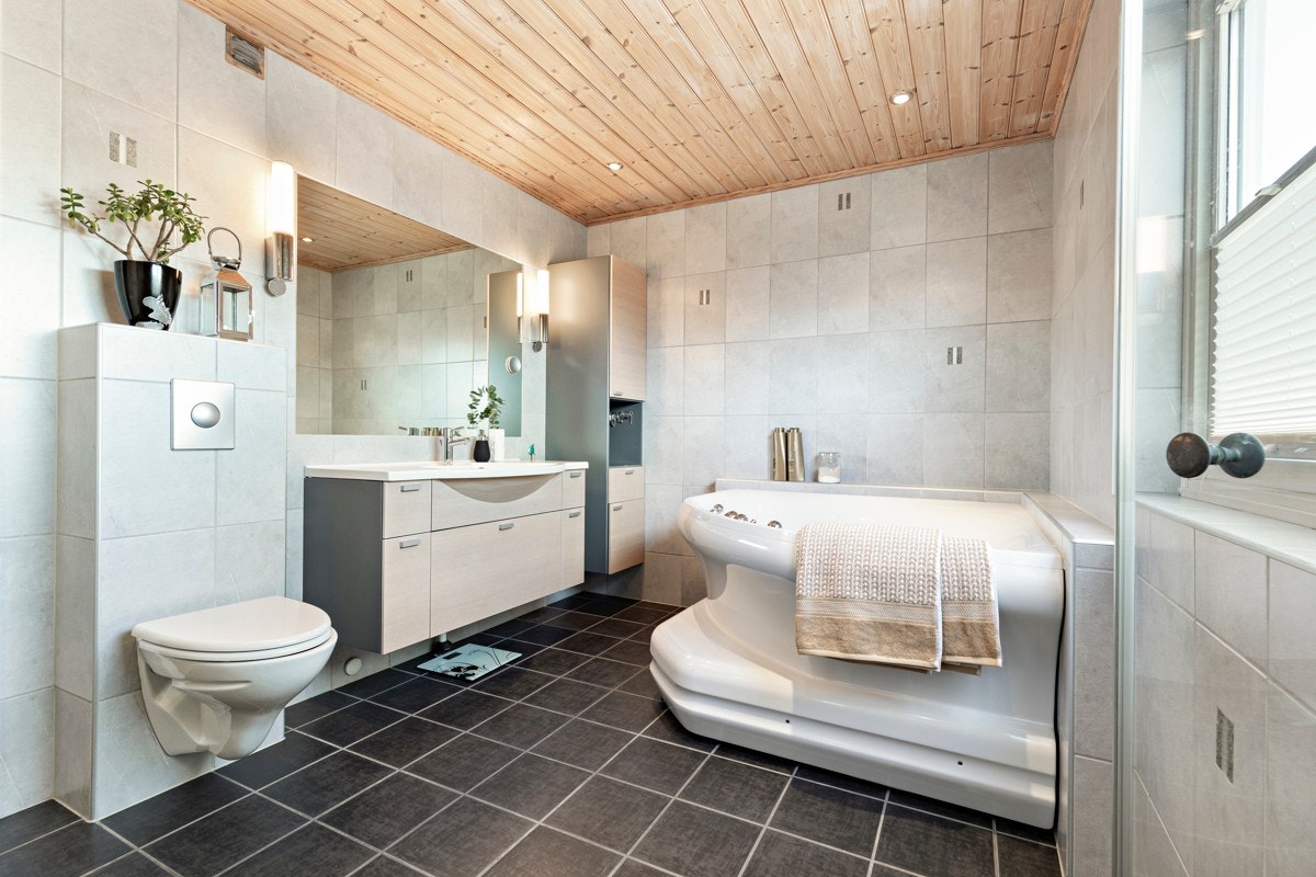 Badet er stort og ble pusset opp i 2005. Her er det godt med innredning, vegghengt wc og stort hjørnebadekar. Galleribilde