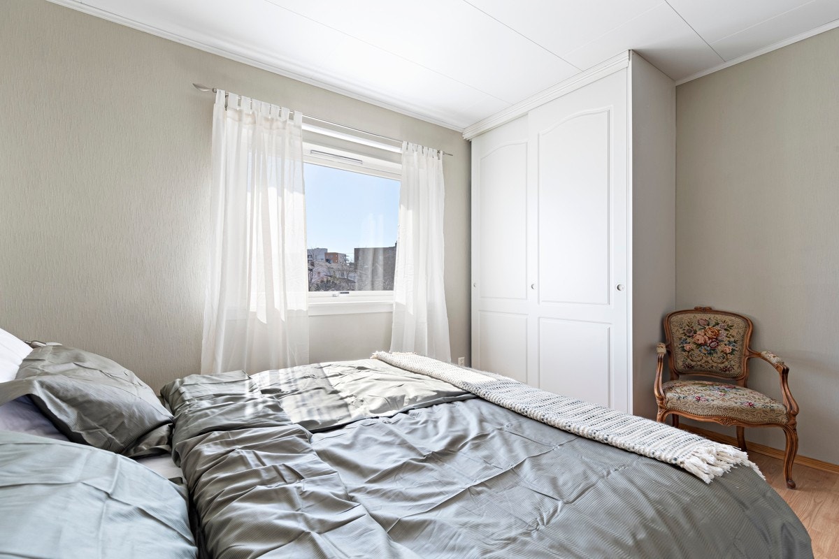 Her er det god plass for dobbeltseng med tilhørende møblement. Galleribilde