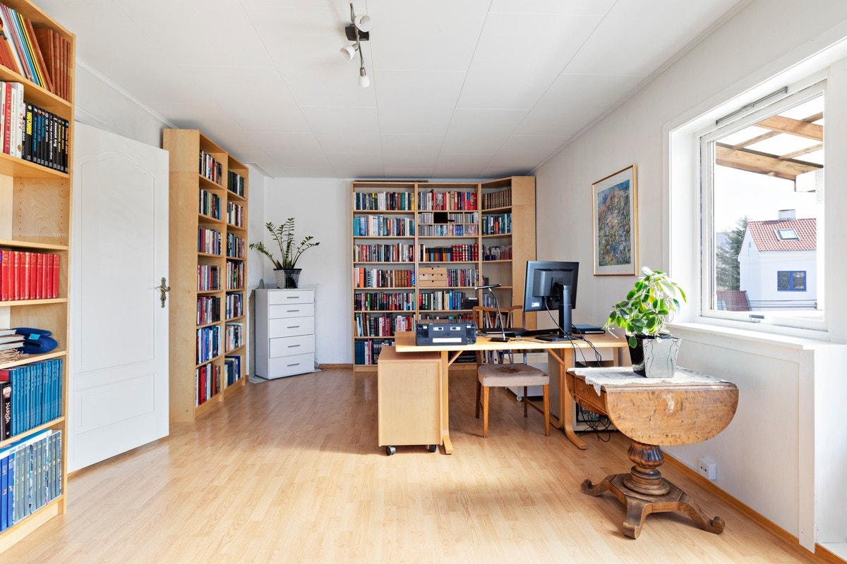 Denne etasjen har også en flott stue med god plass for sofa og annet møblement. Galleribilde